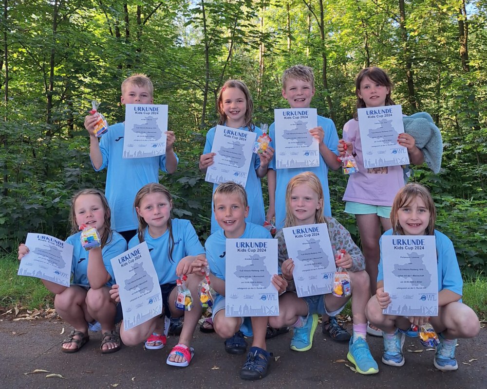 Ein Gruppenphoto mit den erfolgreichen Schwimmern mit ihren Urkunden in der Hand